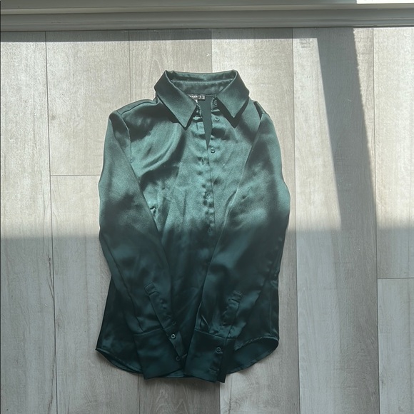 Dynamite Shimmering Green Satin Top - Picture 2 of 3